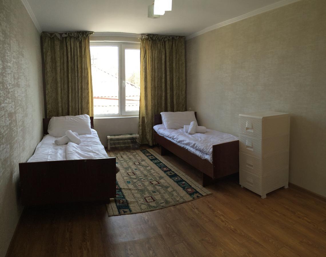 Holiday Hostel House Bishkek Esterno foto