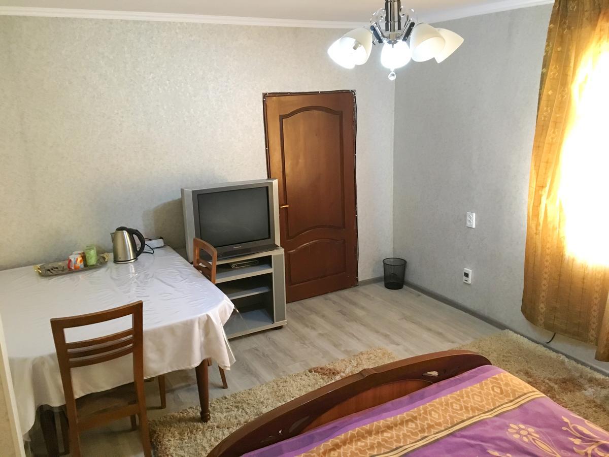 Holiday Hostel House Bishkek Esterno foto