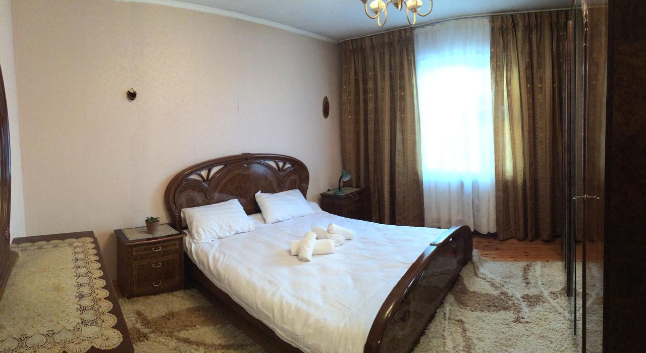 Holiday Hostel House Bishkek Esterno foto