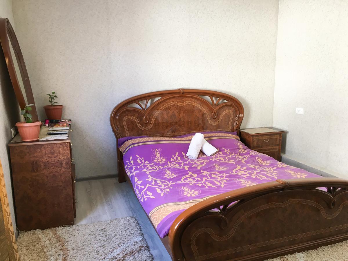 Holiday Hostel House Bishkek Esterno foto