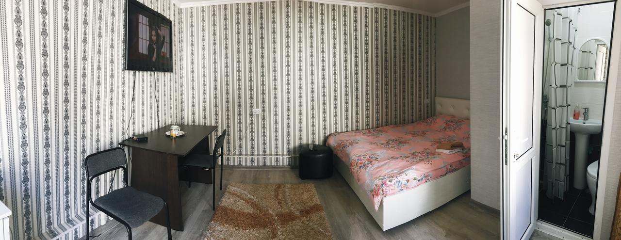 Holiday Hostel House Bishkek Esterno foto