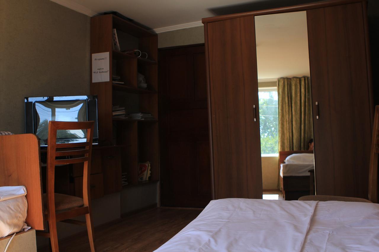 Holiday Hostel House Bishkek Esterno foto