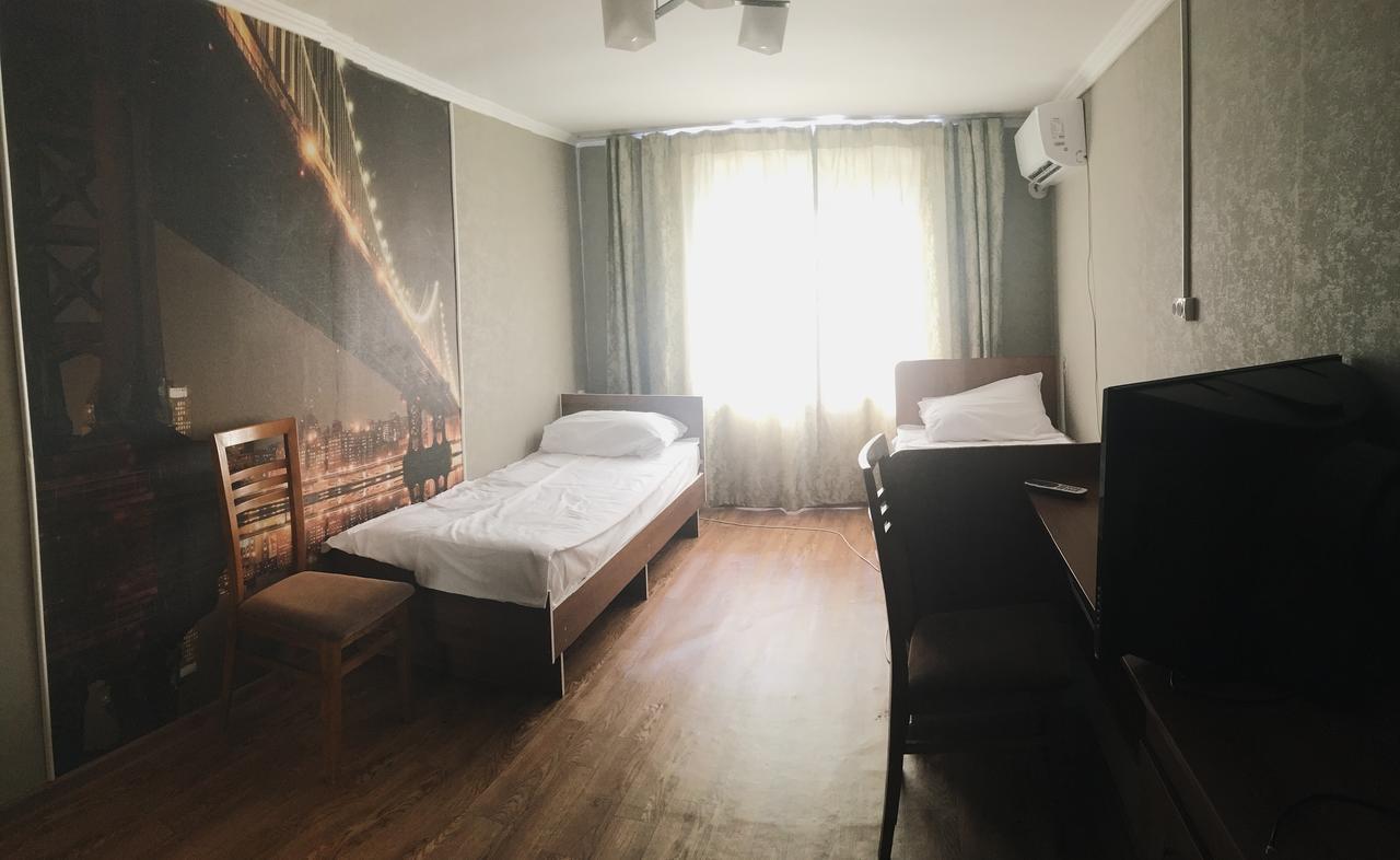 Holiday Hostel House Bishkek Esterno foto