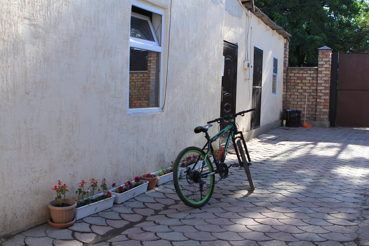 Holiday Hostel House Bishkek Esterno foto