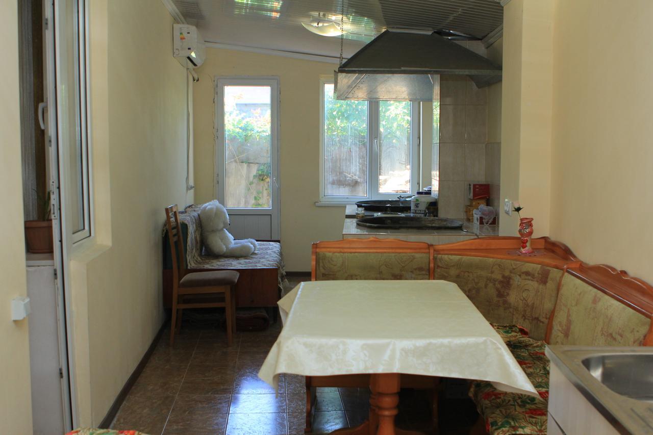 Holiday Hostel House Bishkek Esterno foto
