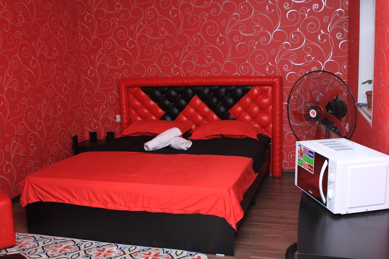 Holiday Hostel House Bishkek Esterno foto
