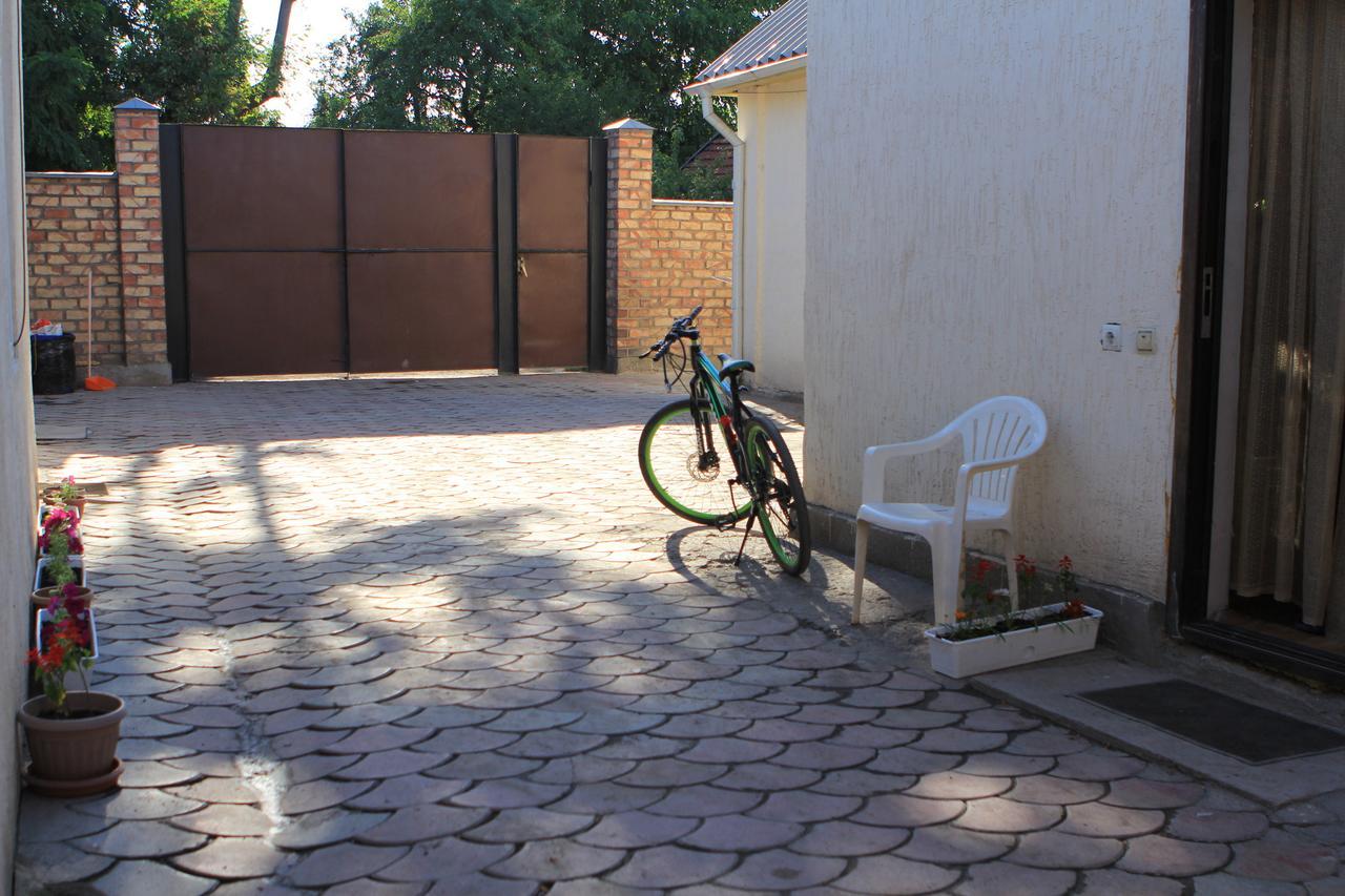 Holiday Hostel House Bishkek Esterno foto